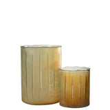 Lanterne J-Line Stripes sur une table, ambiance chaleureuse