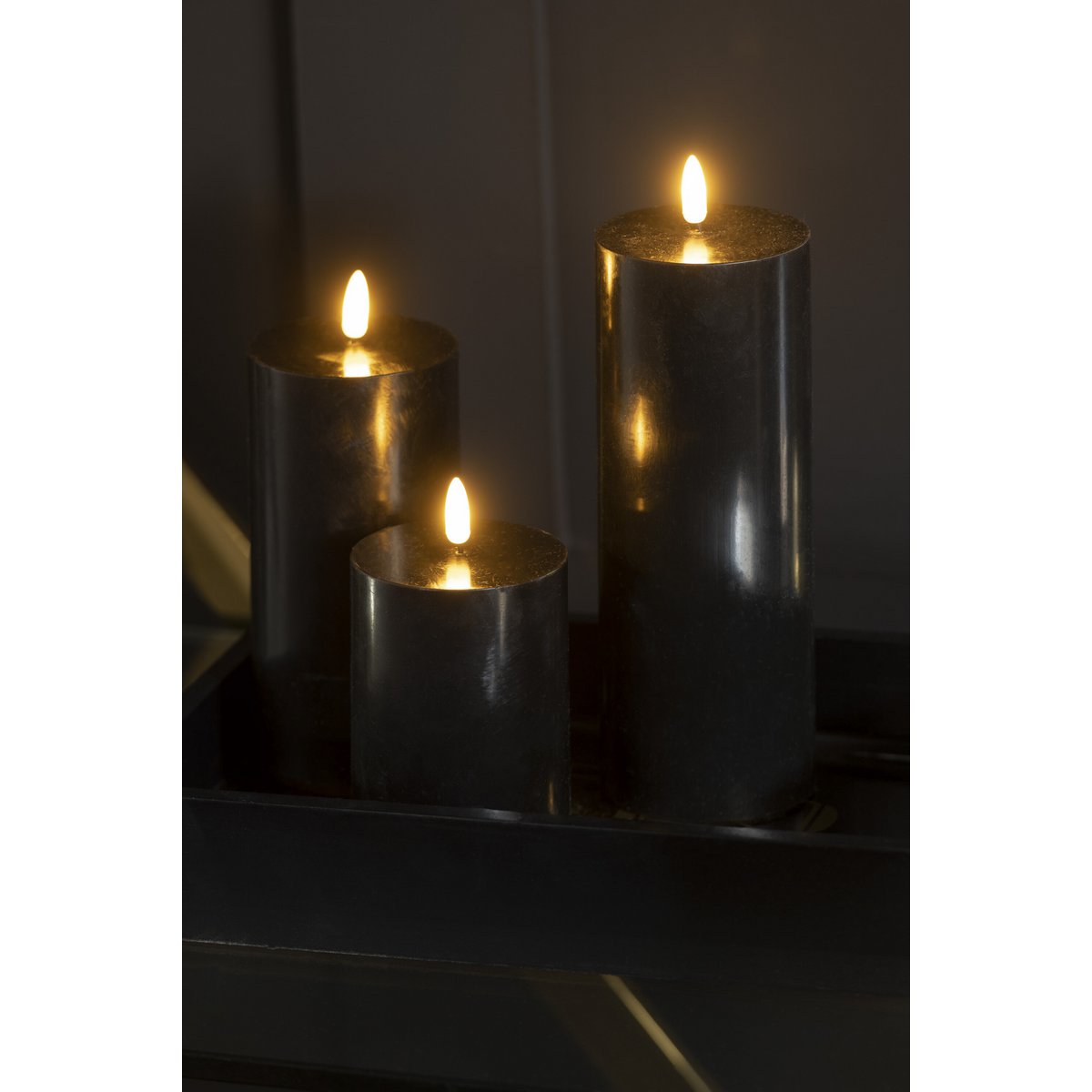 Ambiance chaleureuse avec la bougie J-Line Liline en noir