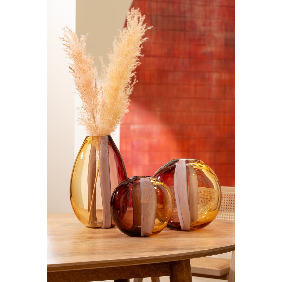 Vase Arun J-Line en verre brun et jaune, vue de face