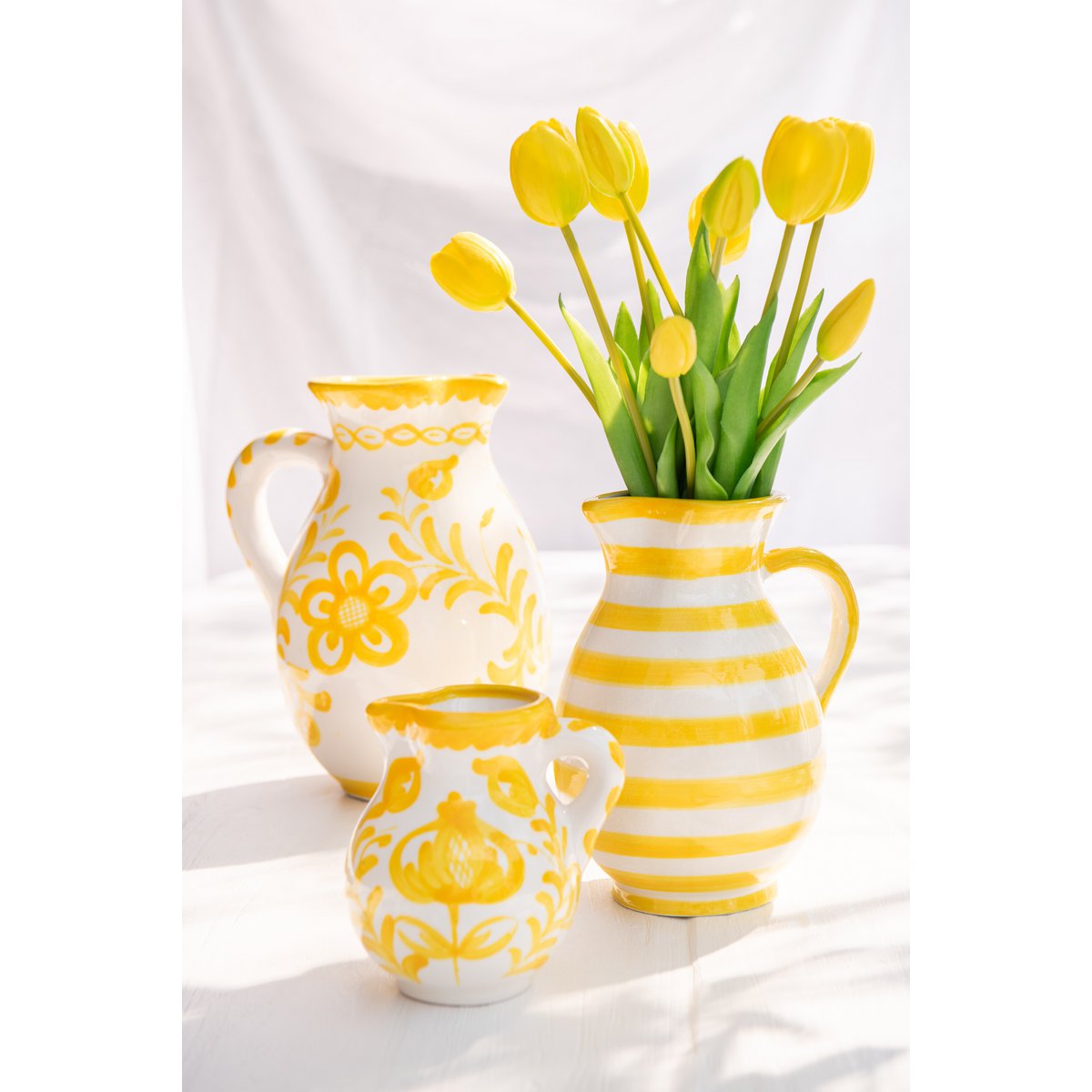 J-LIGNE JUG GRANADA Stripes sur une table élégante, ambiance décorative