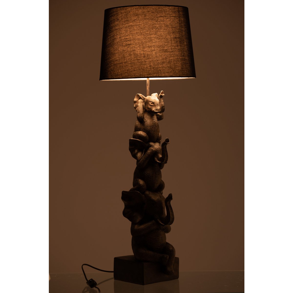 Détail de la sculpture des éléphants sur la lampe J-Line