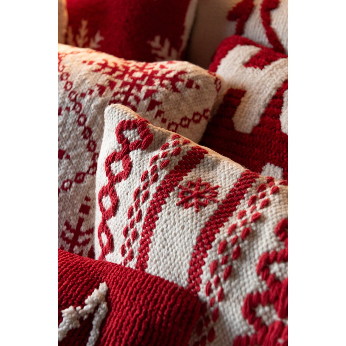 Détail du coussin J-Line avec motif rayé et flocons de neige