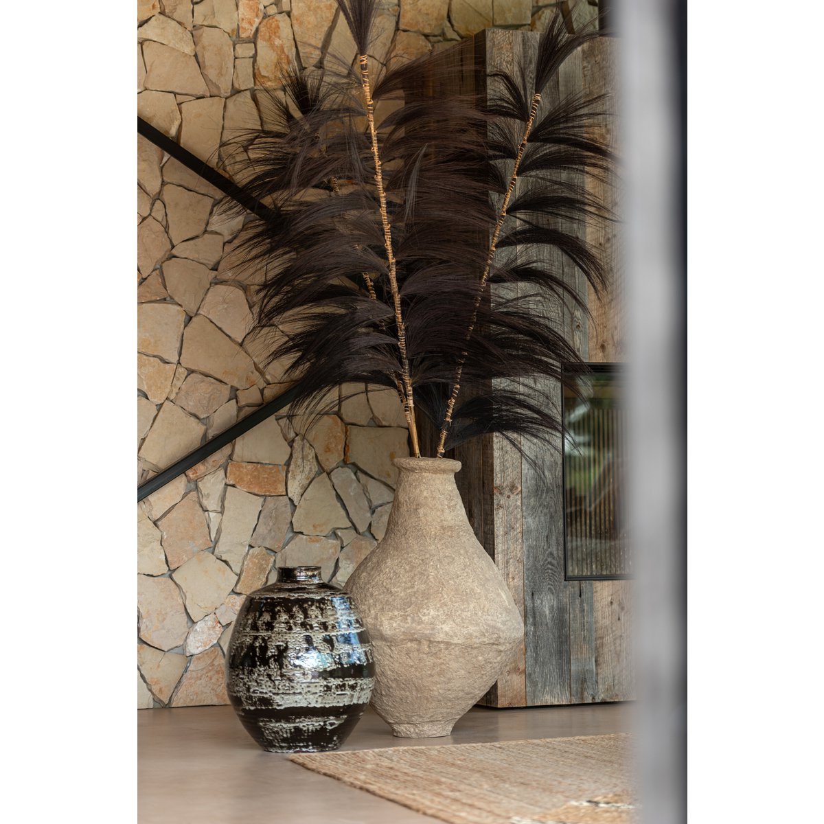 Détail du papier mâché du Vase Chad, mettant en valeur la finition