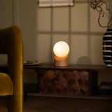 Vue latérale de la lampe Quin en verre dépoli