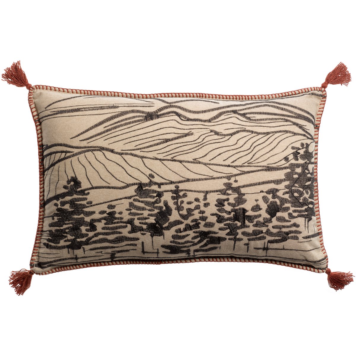 Coussin brodé Dusko Sienne avec paysage de campagne en détail