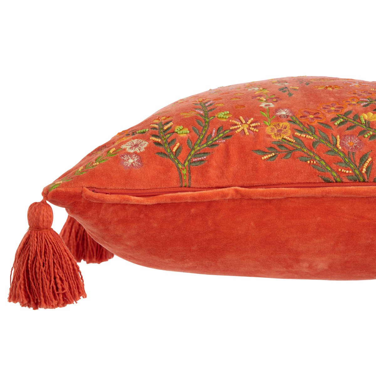 Détail du coussin en velours orange avec pompons de J-Line