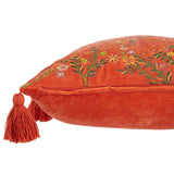 Détail du coussin en velours orange avec pompons de J-Line