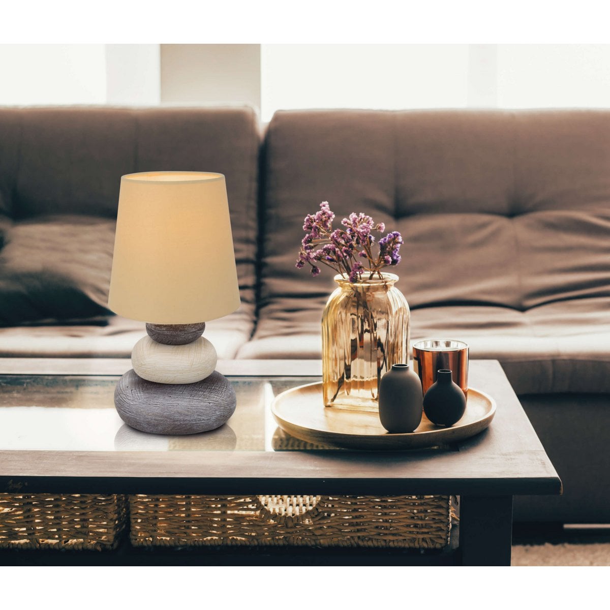 Lampe de table Stoney sur une table de chevet