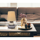 Lampe de table Stoney sur une table de chevet