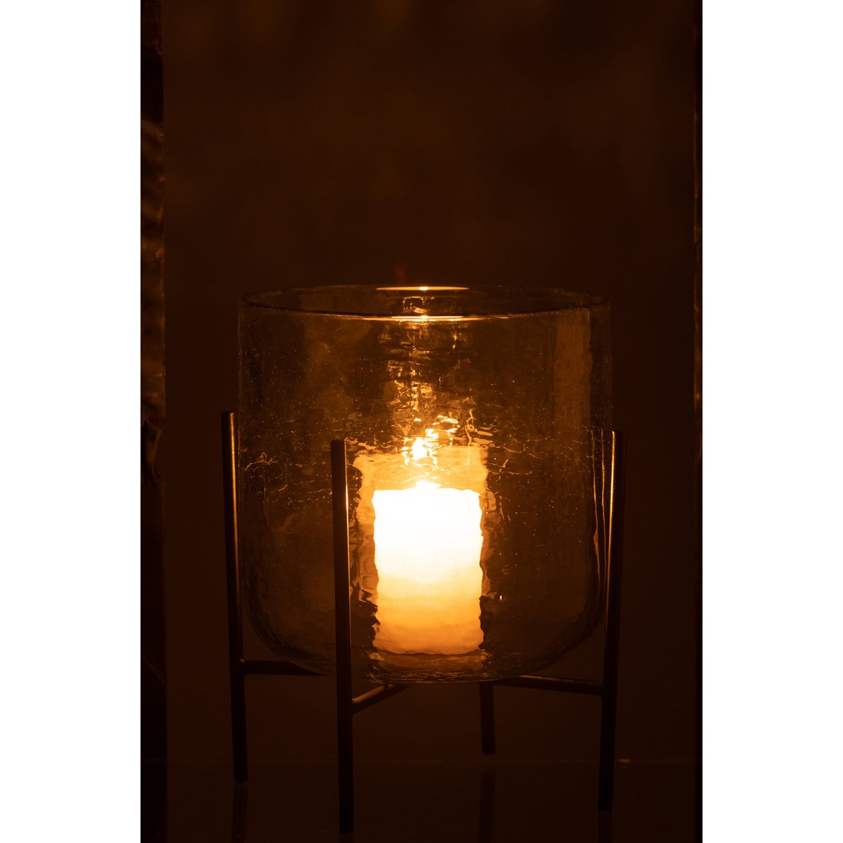 Vue latérale de la lanterne J-Line Windlicht Standing dans un jardin