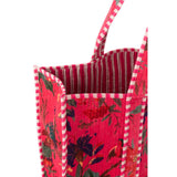 Détail du velours floral rose du sac d'oiseaux J-line
