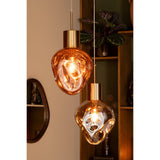 Vue rapprochée du métal doré de la lampe J-Line, finition brillante