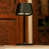 Lampe de table rechargeable noire Ava de Tavellio, vue de face.