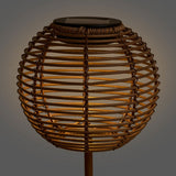 Lampe Carlisle sur une table extérieure, ambiance nocturne