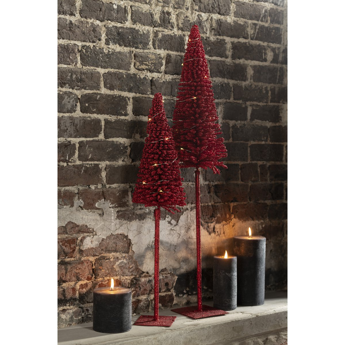 Vue latérale du sapin de Noël J-Line rouge, mettant en valeur sa hauteur de 58 cm