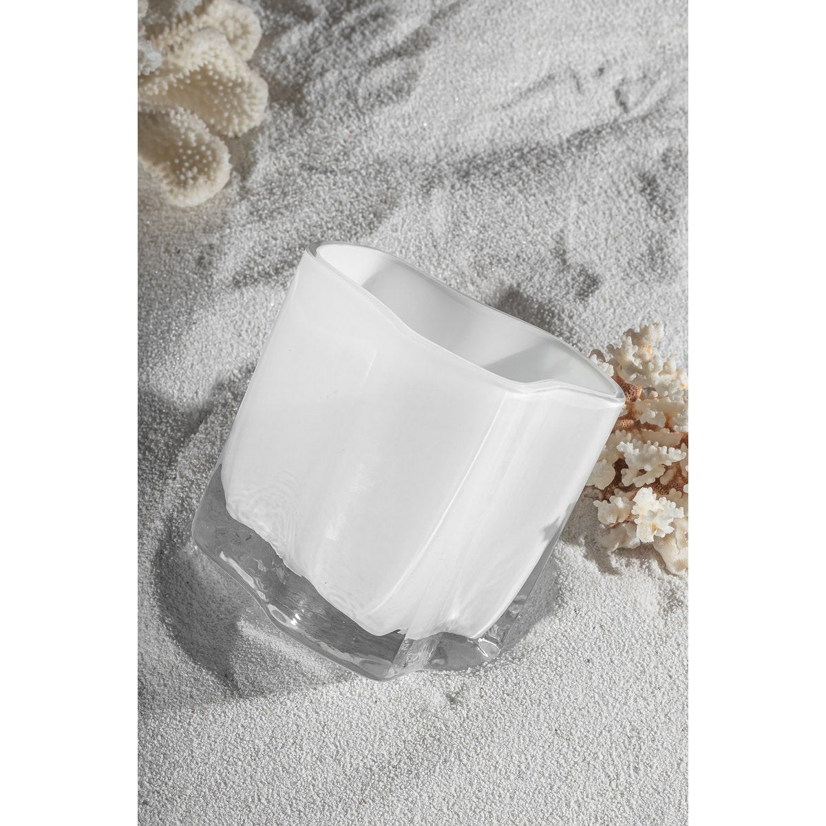 Vase COR13WH avec des fleurs, ambiance chaleureuse