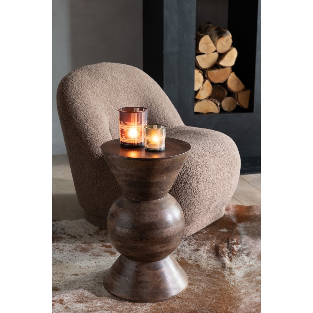 Vue latérale de la table d'appoint Candy J-Line en bois