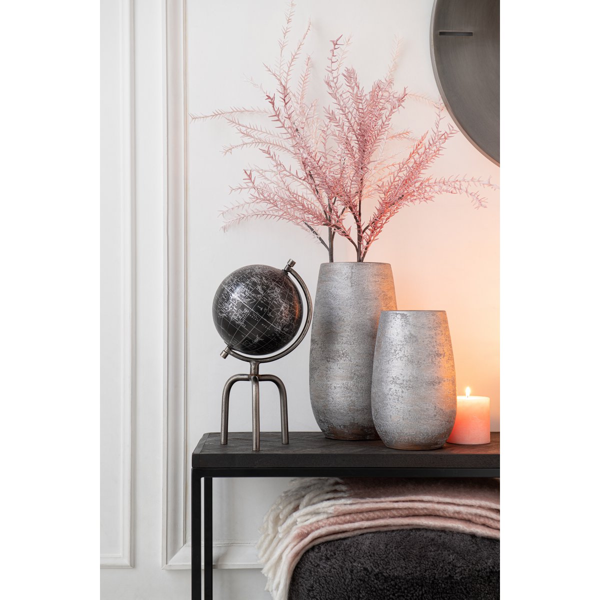 Vase J-Line en céramique argentée sur table moderne