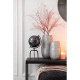 Vase J-Line en céramique argentée sur table moderne