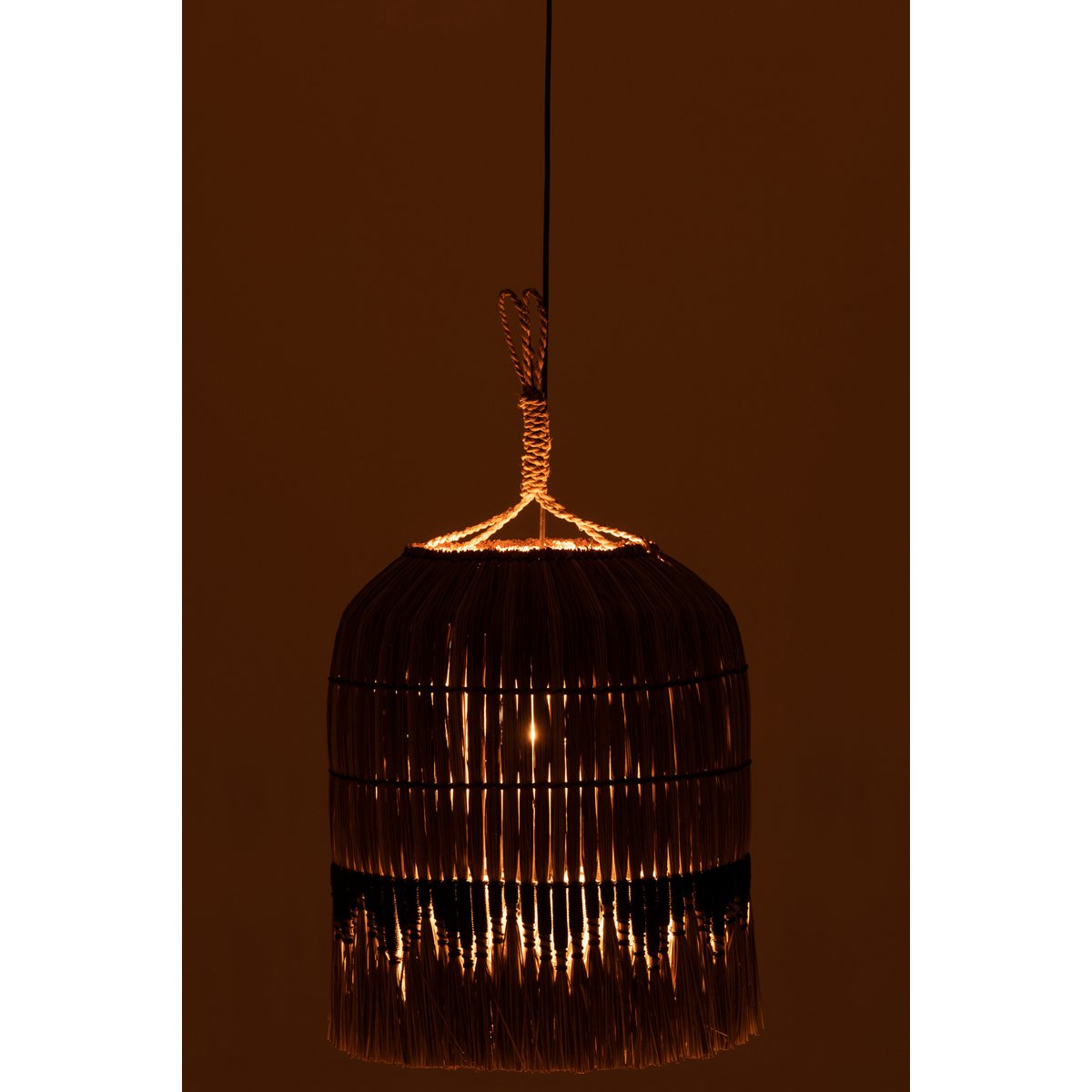 Lampe à suspension J-Line Motif dans un salon moderne