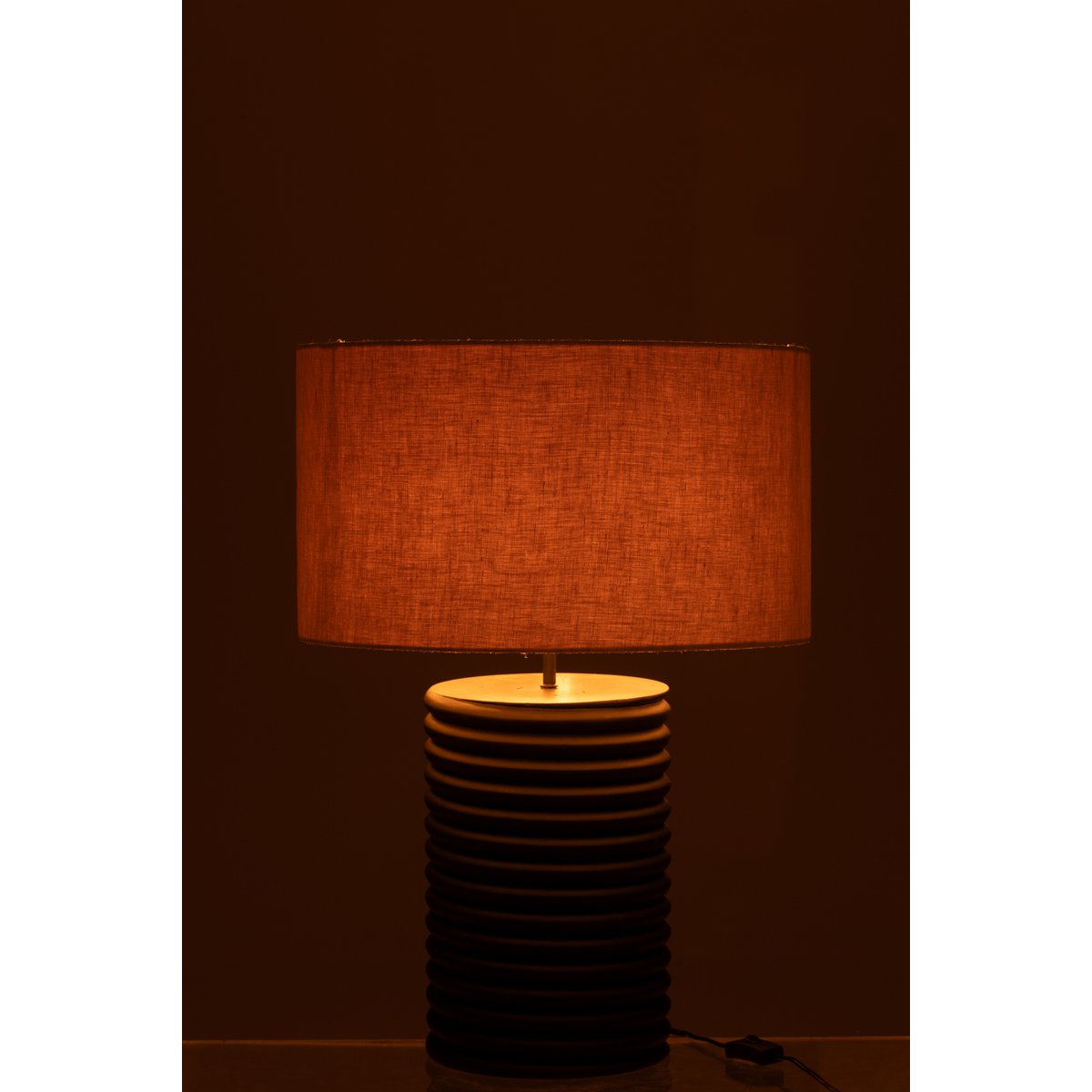 Détail du pied en bois du lampadaire J-Line Ailanthus