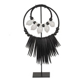 Collier Octo noir et blanc S sur support en métal, vue avant
