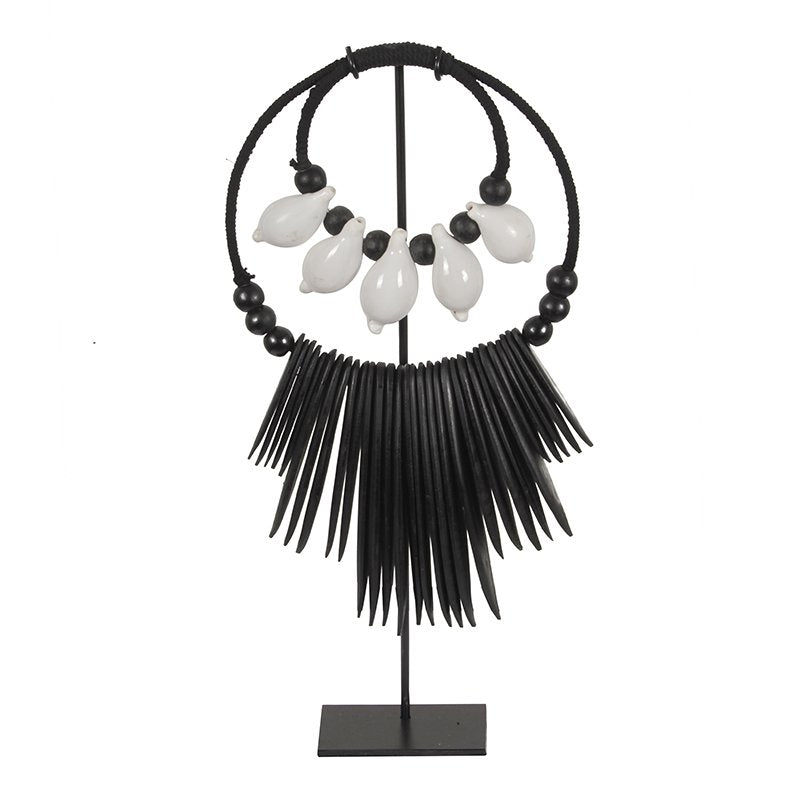 Collier Octo noir et blanc S sur support en métal, vue avant