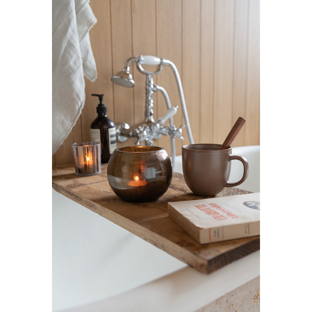 Lanterne J-Line Lines dans un salon moderne