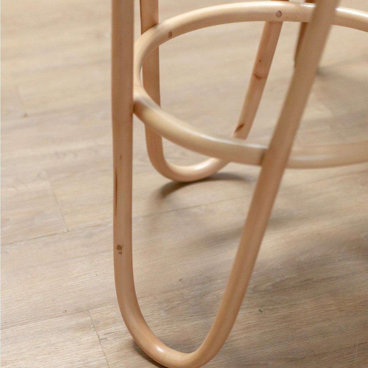 Détail du tissage du tabouret KOLAKA en rotin