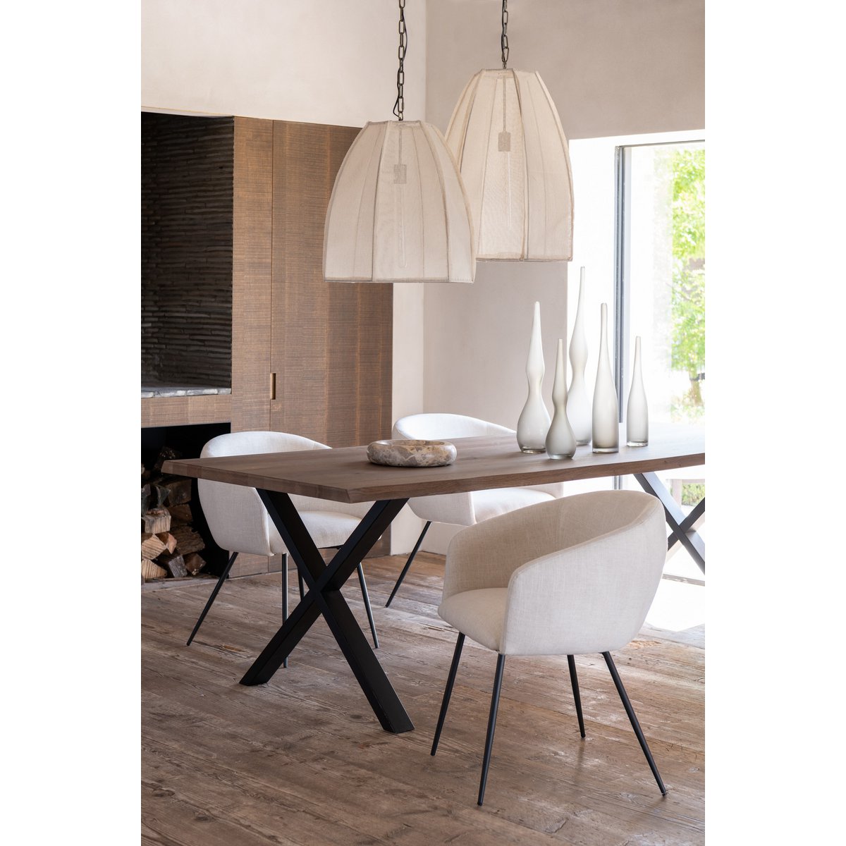 Set de 3 vases Yara Flûte Courbée en verre greige sur table