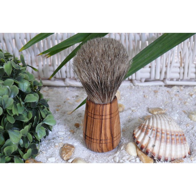 Porte-brosse de rasage avec blaireau sur fond neutre