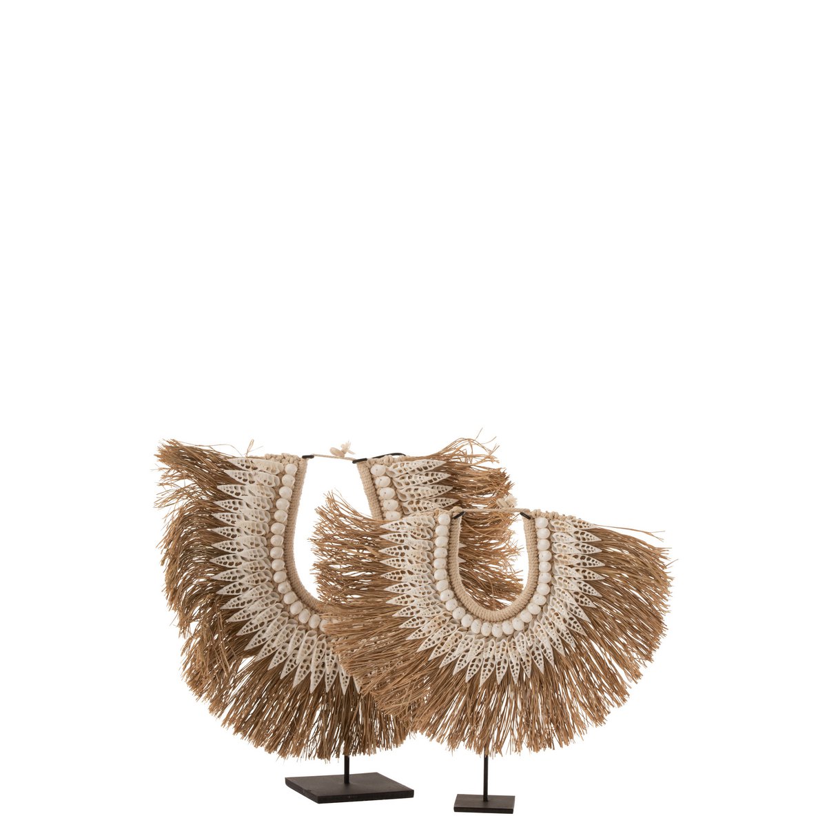 Collier déco Dora en blanc, détail des coquilles et du support en bois.