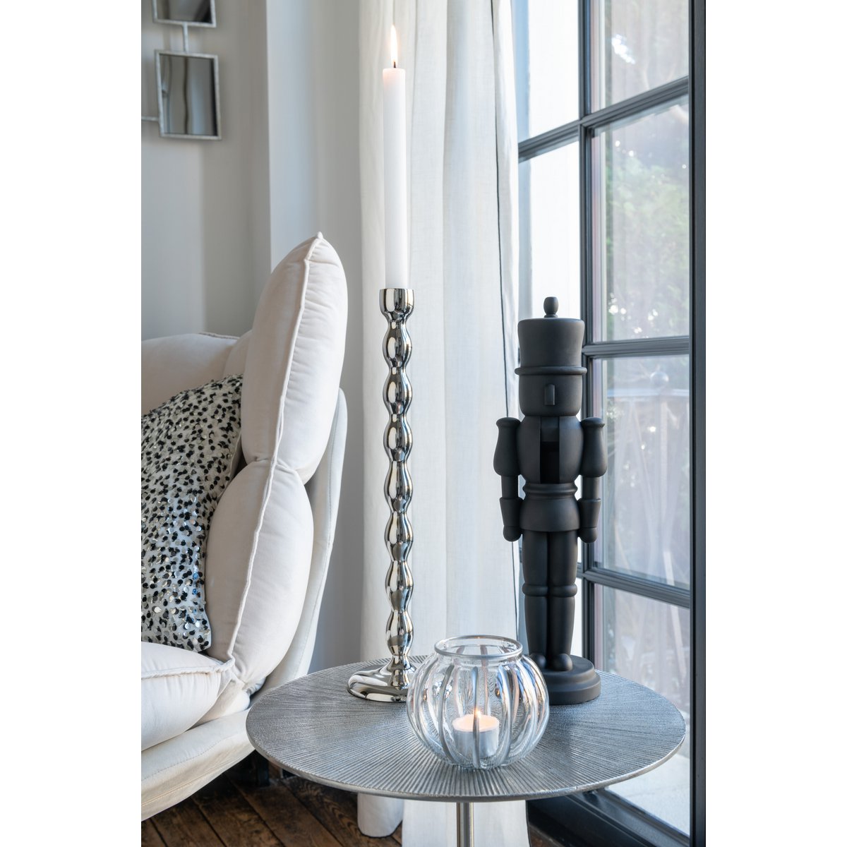 Lanterne Globe J-Line sur une table moderne, ambiance chaleureuse.