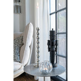Lanterne Globe J-Line sur une table moderne, ambiance chaleureuse.