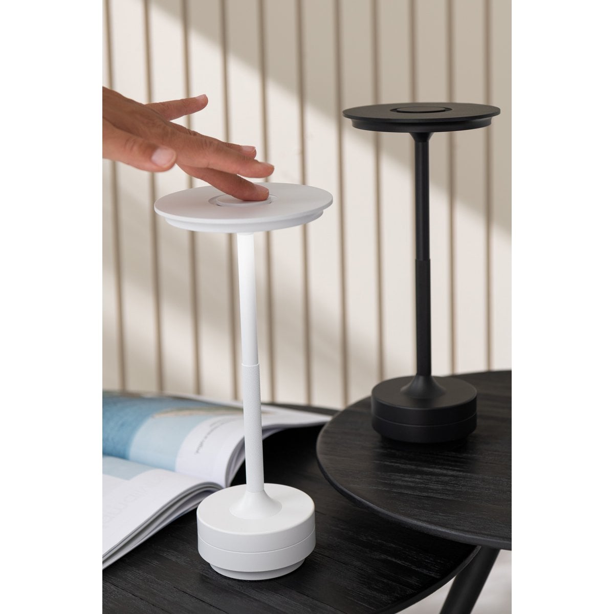 Lampe J-Line Touch sur un bureau élégant