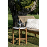 Ambiance scandinave avec la table d'appoint Terracina en bois et terrazzo.
