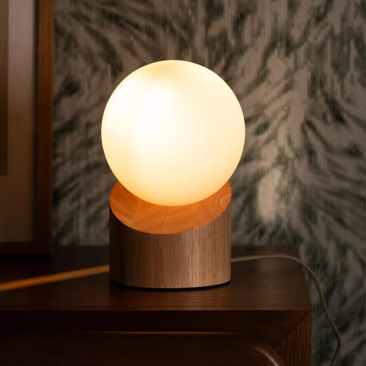 Détail du socle en bois d'hévéa de la lampe Quin