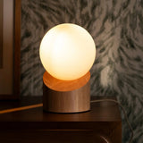 Détail du socle en bois d'hévéa de la lampe Quin