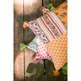 Coussin J-Line avec des motifs floraux, parfait pour une décoration bohème