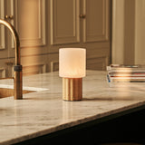 Lampe à poser rechargeable en bois marron clair