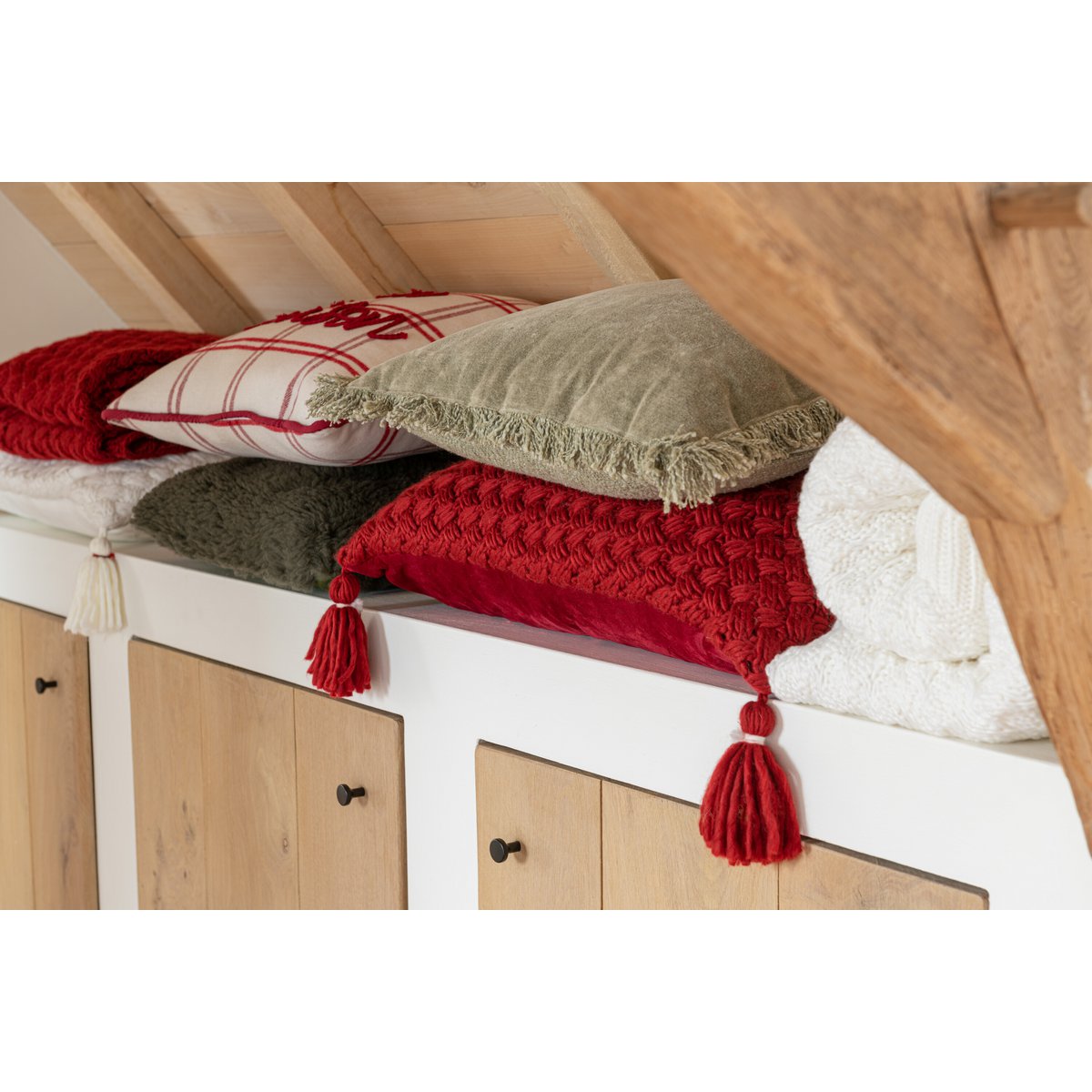 Coussin rouge J-Line en situation dans un salon moderne