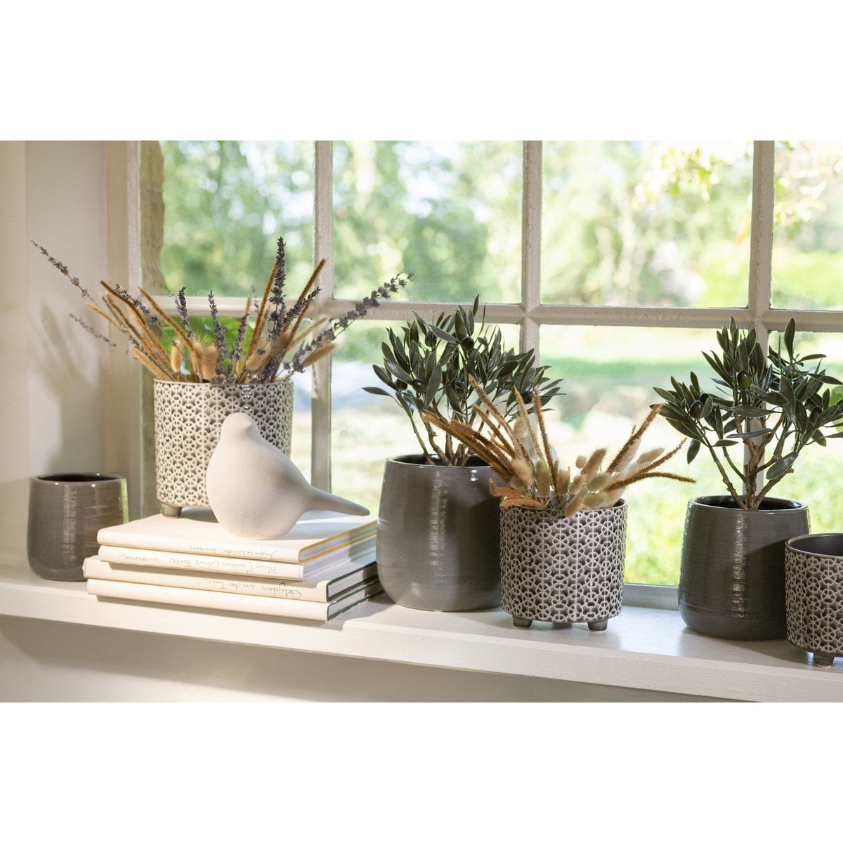 Pot de fleurs J-Line en céramique gris, vue de face avec détails de texture