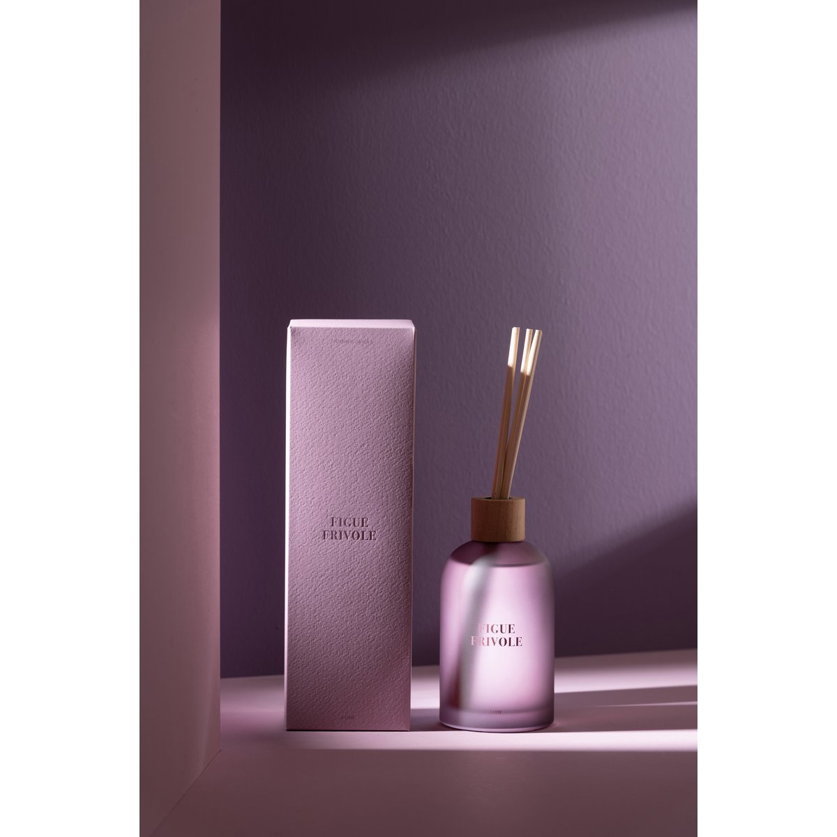 Vue rapprochée du flacon de parfum Figue Frivole, détails du bouchon