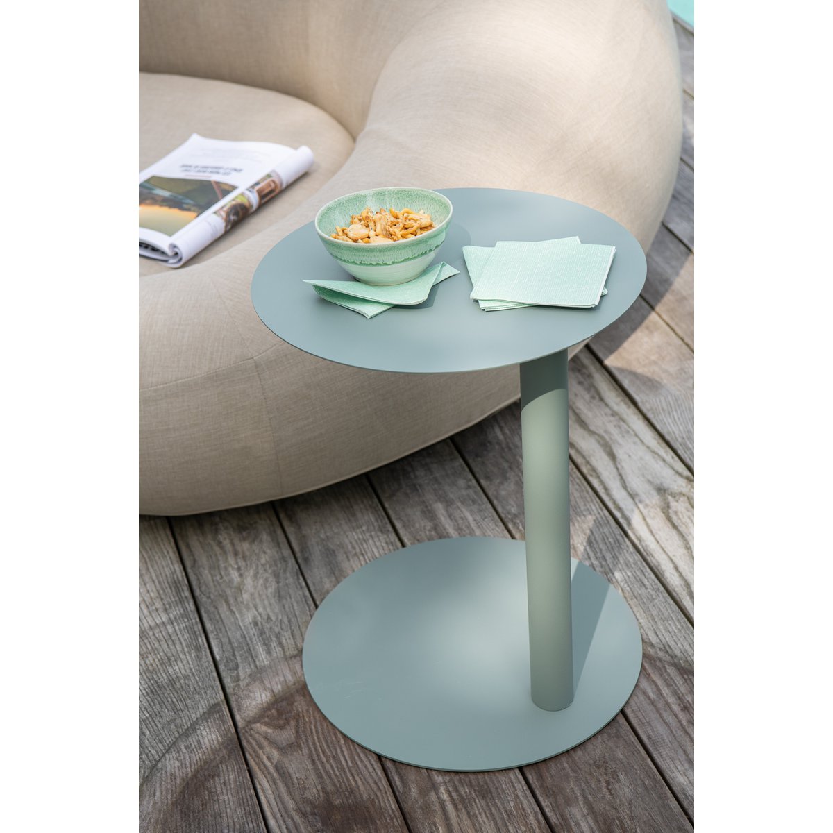 Table d'appoint J-Line sur un fond neutre