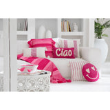 Coussin Smiley sur un lit, décoration intérieure élégante