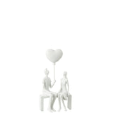 Figurine J-Line Couple Assis Coeur en polyrésine blanche, design élégant