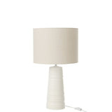 Lampe J-Line sur une table décorée, ajout de style contemporain