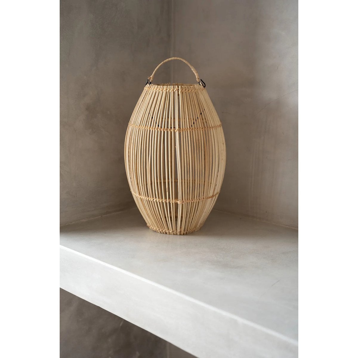 Pendentif Zuri suspendu dans un intérieur moderne