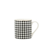 Vue rapprochée du Mug Pied-Poule J-Line, mettant en valeur la finition en porcelaine
