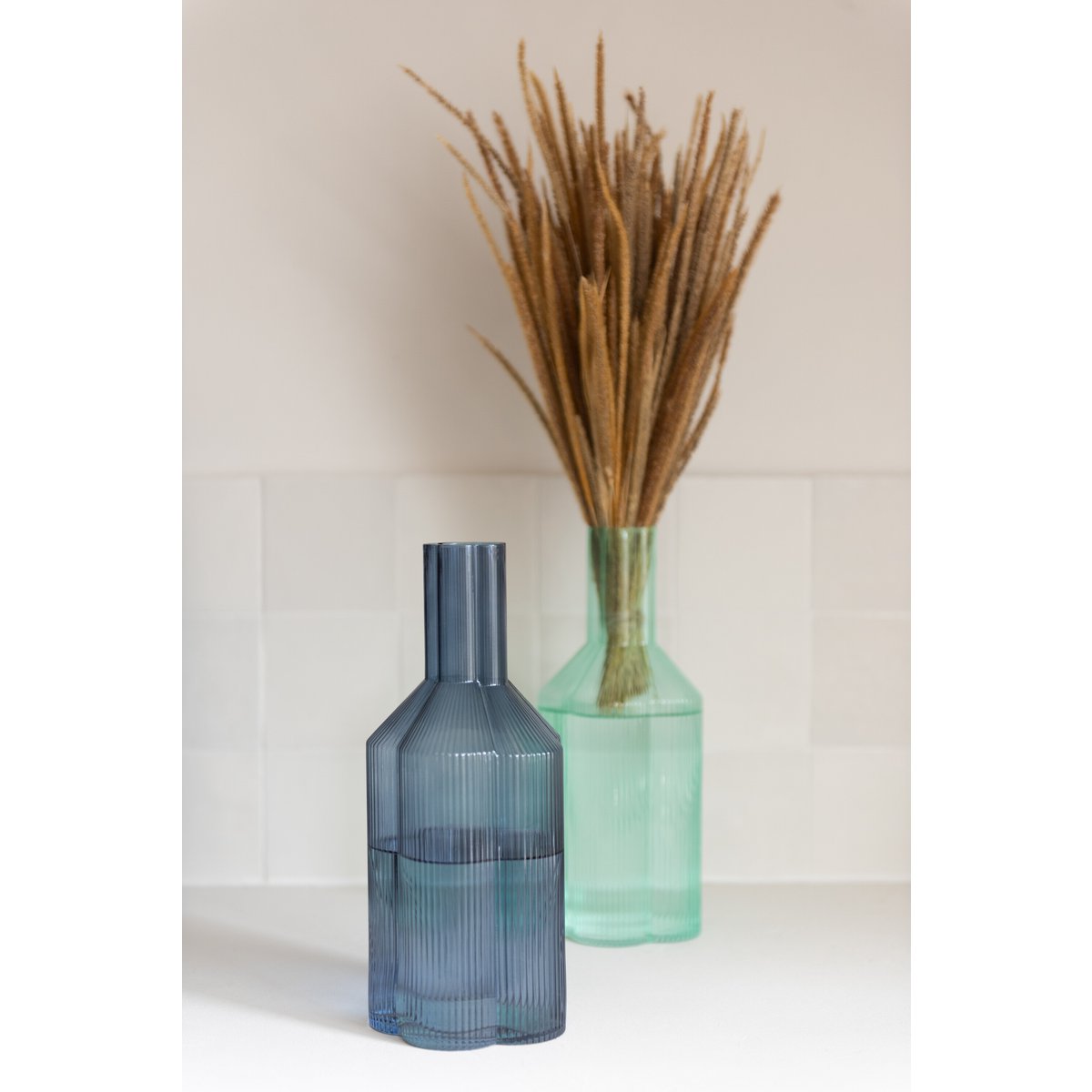 Carafe Fiore J-Line en verre aqua, vue latérale